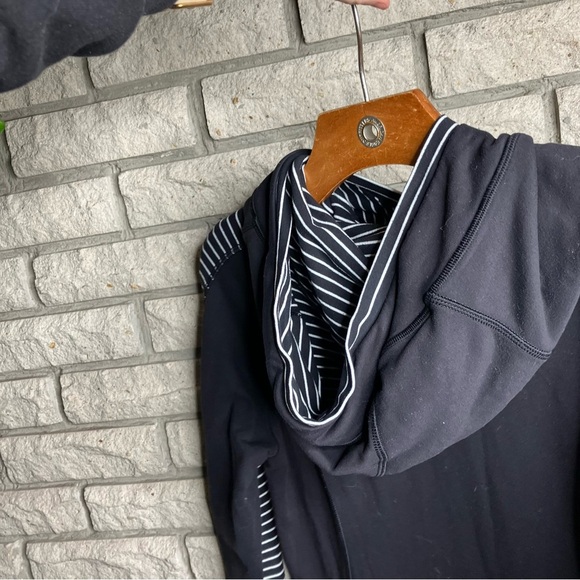 Lululemon Think Fast Hoodie
Parallel Stripe Black White / Black - Picture 7 of 7